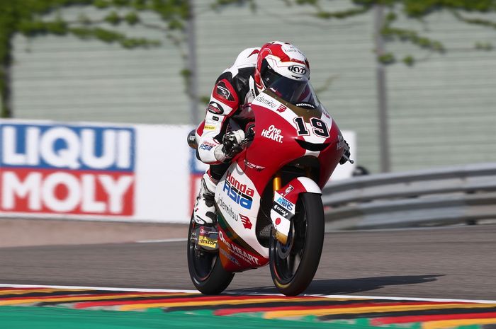 Aksi pembalap Honda Team Asia, Andi Farid Izdihar, pada latihan bebas Moto3 Jerman di Sachsenring, Jerman, 18 Juni 2021.