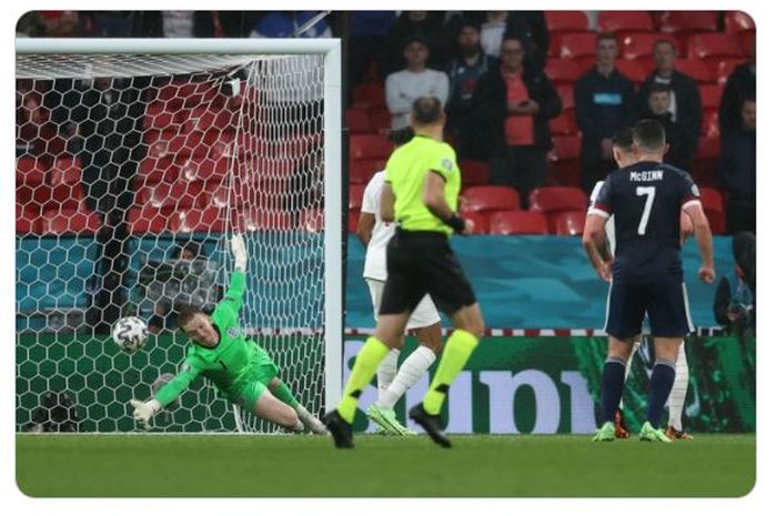 Kiper timnas Inggris, Jordan Pickford, membuat penyelamatan dalam laga kontra timnas Skotlandia pada matchday 2 Grup D EURO 2020.