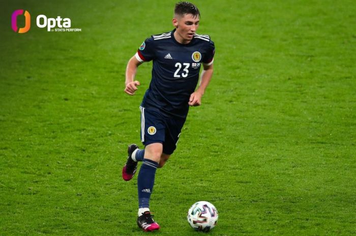 Billy Gilmour, wonderkid Chelsea yang pernah menghancurkan Liverpool, menjadi man of the match laga Inggris vs Skotlandia di EURO 2020.