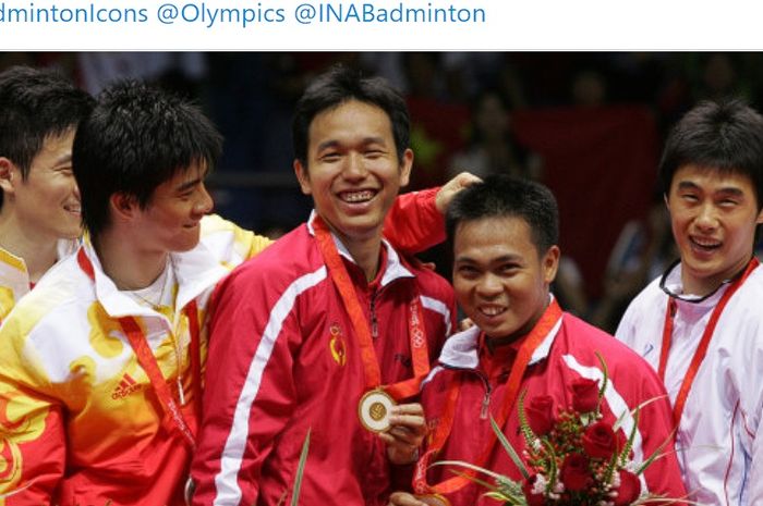 Dari kiri: Cai Yun, Fu Hai Feng, Hendra Setiawan, Markis Kido saat upacara penyerahan medali Olimpiade 2008 di Beijing, China.