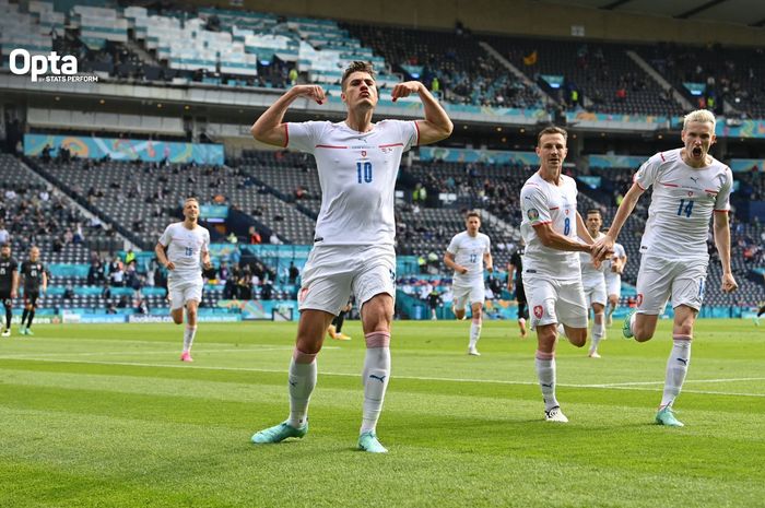 Selebrasi striker Republik Ceska, Patrik Schick usai mencetak gol ke gawang Kroasia lewat sepakan penalti matchday kedua EURO 2020 Grup D di Stadion Hampden Park, Glasgow, Skotlandia pada Jumat (18/6/2021).