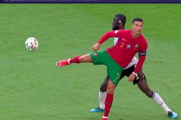 Megabintang timnas Portugal, Cristiano Ronaldo, membuat bek timnas Jerman, Antonio Ruediger, linglung dalam laga Grup F EURO 2020 di Stadion Football Arena, Sabtu (19/6/2021).