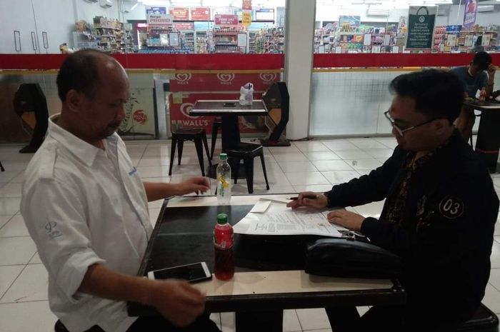 Proses penandatanganan berkas pengakuisisian PSGJ Kabupaten Cirebon di sebuah minimarket.