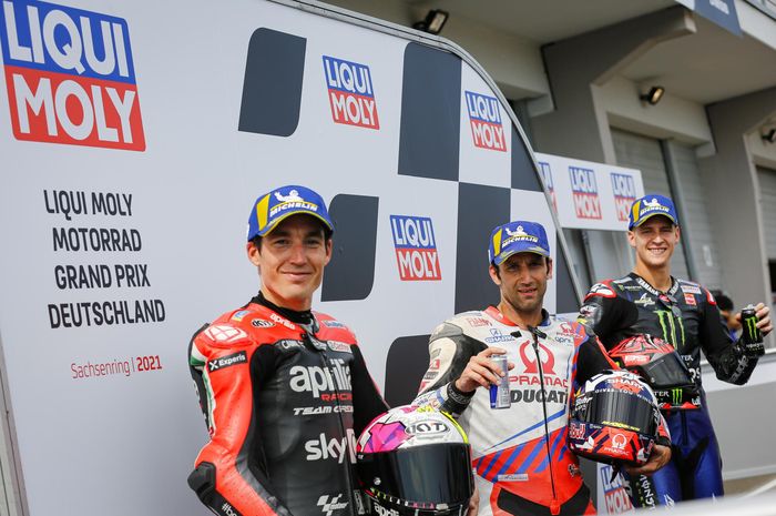 Dari kiri ke kanan, Aleix Espargaro (Aprilia), Johann Zarco (Pramac Racing), Fabio Quartararo (Monster Energy Yamaha) setelah kualifikasi MotoGP Jerman 2021 di Sirkuit Sachsenring, Sabtu (19/6/2021).