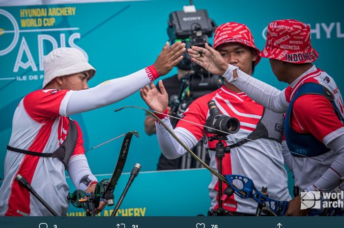 Tim panahan Indonesia di nomor recurve beregu putra, Riau Ega Agatha Salsabila, Arif Pangestu, Alviyanto Bagas Prastyadi saat tampil di ajang kualifikasi terakhir Piala Dunia Panahan 2021, di Paris, Prancis, Sabtu (19/6/2021). 