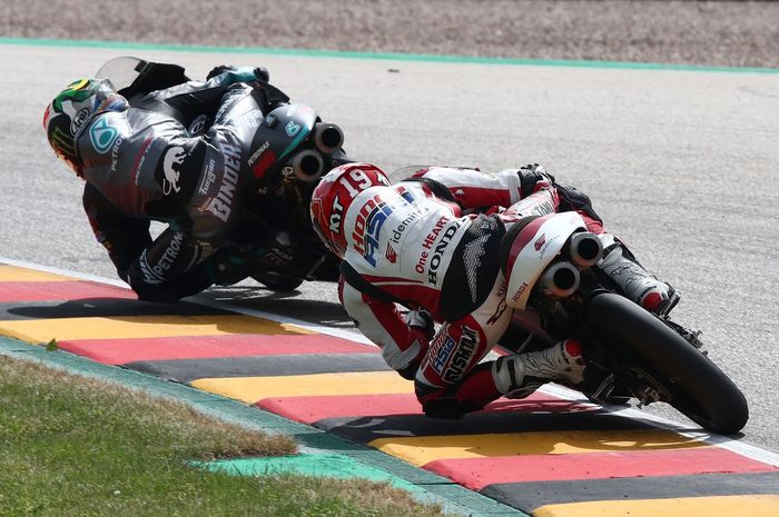 Pembalap Honda Team Asia, Andi Farid Izdihar (kanan), finis di belakang Darryn Binder (Petronas Sprinta) pada balapan Moto3 Jerman di Sachsenring, Jerman 20 Juni 2021