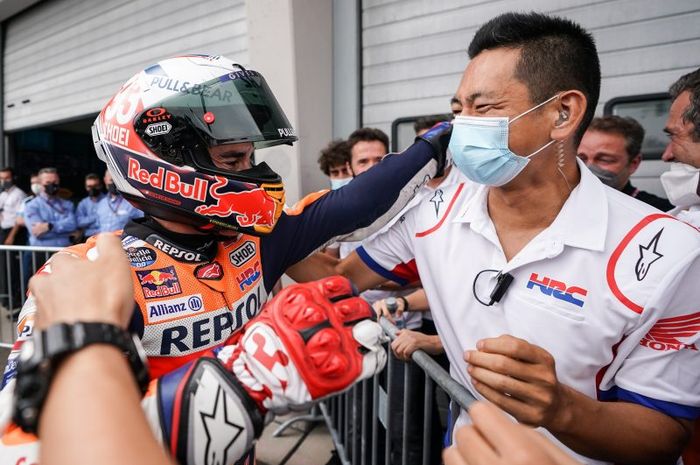 Pembalap Repsol Honda, Marc Marquez, dan Manajer Teknis HRC, Takeo Yokoyama, merayakan kemenangan pada balapan MotoGP Jerman di Sachsenring, Jerman, 20 Juni 2021. 