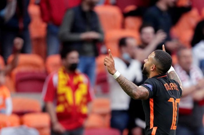 Striker timnas Belanda, Memphis Depay, melakukan selebrasi usai menjebol gawang Makedonia Utara di EURO 2020.