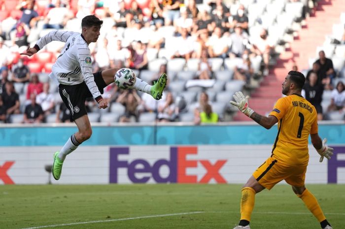 Momen pemain timnas Jerman, Kai Havertz, coba mengontrol bola di depan kiper Portugal, Rui Patricio.