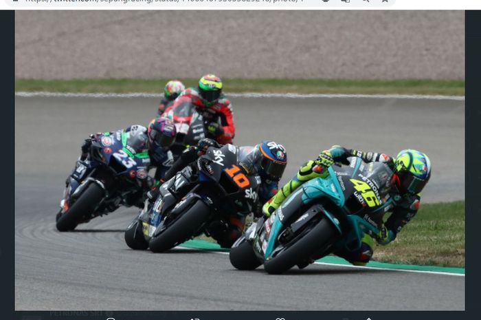 Pembalap Petronas Yamaha SRT, Valentino Rossi (kanan), saat melaju di depan Luca Marini (tengah) pada MotoGP Jerman 2021 di Sachsenring, Minggu (20/6/2021).