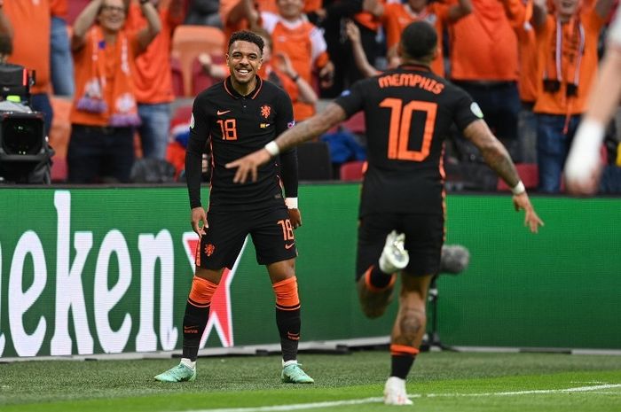 Striker timnas Belanda, Memphis Depay, merayakan golnya ke gawang Makedonia Utara pada ajang EURO 2020.