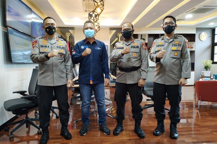 Direktur Operasional PT LIB, Sudjarno saat melakukan pertemuan dengan Asisten Operasional (Asops) Kapolri, Irjen Drs. Imam Sugianto M. Si untuk menginformasikan jadwal Liga 1 2021.