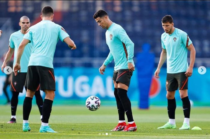 Kapten Portugal Cristiano Ronaldo (tengah) berlatih bersama rekan-rekannya menjelang duel krusial kontra Prancis di Euro 2020.