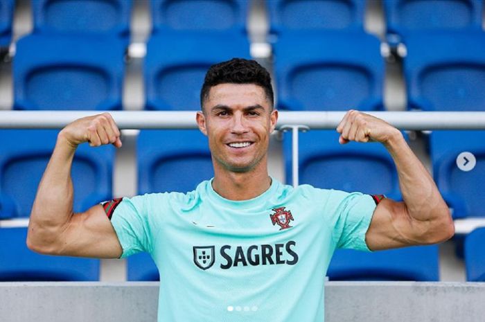 Kapten Portugal Cristiano Ronaldo mencetak banyak rekor seusai menuntaskan laga pamungkas Grup F kontra Prancis, Kamis (24/6/2021) dini hari WIB.