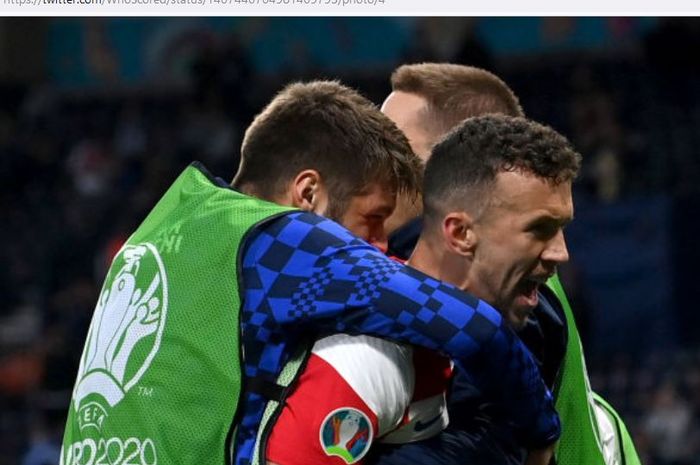 Penyerang timnas Kroasia, Ivan Perisic, merayakan gol yang dicetak ke gawang timnas Skotlandia dalam laga Grup D EURO 2020 di Stadion Hampden Park, Selasa (22/6/2021).