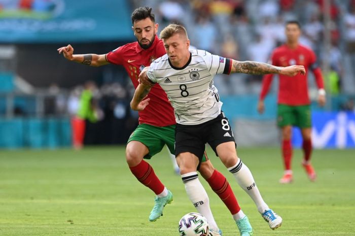 Momen duel antara Bruno Fernandes dan Toni Kroos pada matchday kedua Grup F Euro 2020.