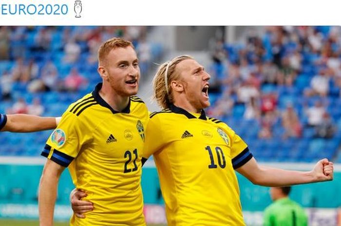 Pemain timnas Swedia, Dejan Kulusevski dan Emil Forsberg, merayakan gol ke gawang timnas Polandia dalam laga Grup E EURO 2020 di Stadion Saint Petersburg, Rabu (23/6/2021).