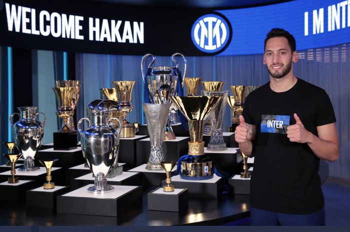 Hakan Calhanoglu, pindah dari AC Milan ke Inter Milan.