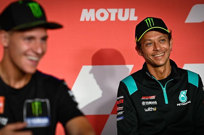 Pembalap Petronas Yamaha SRT, Valentino Rossi, (kanan) pada konferensi pers jelang MotoGP Belanda, Kamis (24/6/2021).