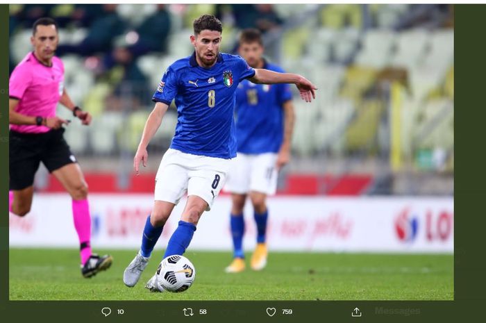 Gelandang timnas Italia, Jorginho, saat mengambil tendangan penalti.