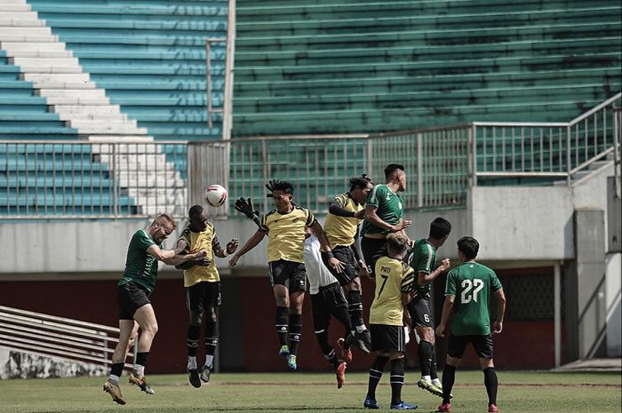 Pemain PSS Sleman saat menjalani laga uji tanding melawan AHHA PS Pati, Sabtu (26/6/2021).