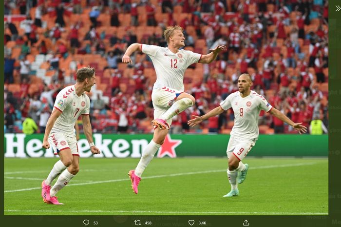 Mantan rekan Ezra Walian, Kasper Dolberg (tengah), merayakan golnya ke gawang Timnas Wales, Sabtu (27/6/2021) malam WIB, dan membawa Denmark menang 4-0.