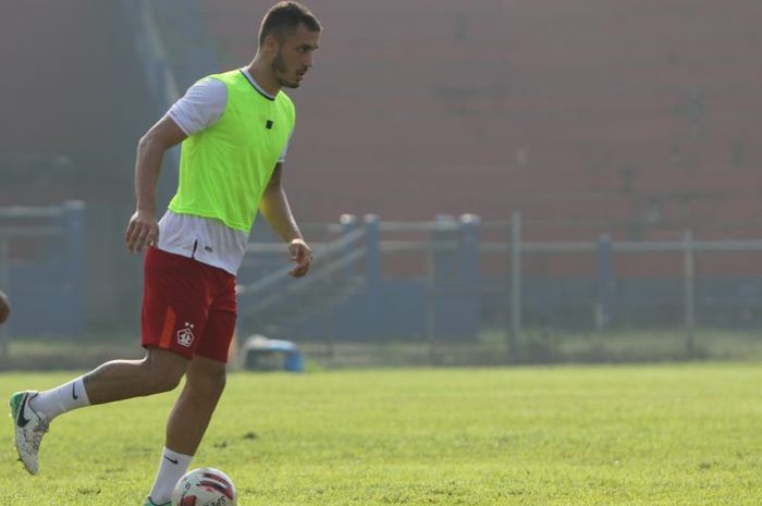 Arthur Felix Silva tengah menjalani latihan dengan skuad Persik Kediri