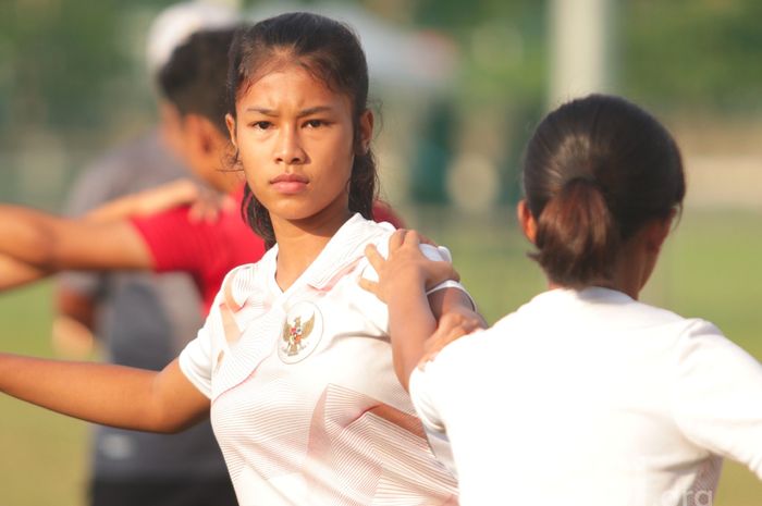 Pemain timnas Wanita Indonesia, Bunga Syifa Fadillah saat mengikuti TC di Jakarta.