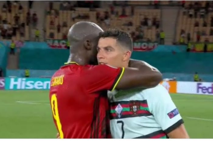 Momen kebersamaan Romelu Lukaku dan Cristiano Ronaldo usai laga Portugal vs Belgia di EURO 2020.