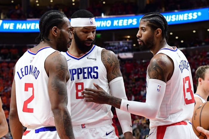 Paul George (paling kanan) berdiskusi dengan rekan-rekan setimnya di Los Angeles Clippers, Kawhi Leonard (2) dan Marcus Morris Sr (8), pada gim kedua final Wilayah Barat playoffs NBA melawan Phoenix Suns.