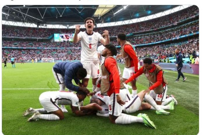 Harry Maguire (tengah, berdiri) saat ikut merayakan gol yang dicetak Harry Kane dalam kemenangan 2-0 timnas Inggris atas timnas Jerman pada babak 16 besar EURO 2020.