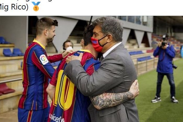 Kapten Barcelona, Lionel Messi, berpelukan dengan Presiden Barca, Joan Laporta.