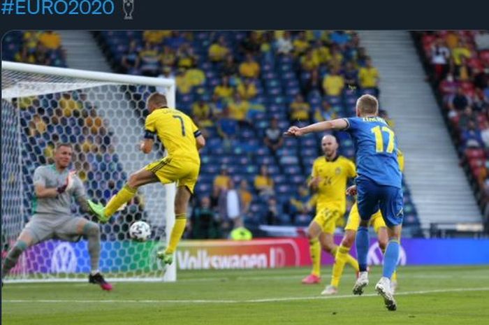 Oleksandr Zinchenko mencetak gol Ukraina ke gawang Swedia di babak 16 besar Euro 2020.