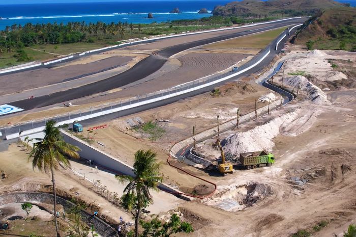 Proses pembuatan saluran drainase Sirkuit Mandalika.