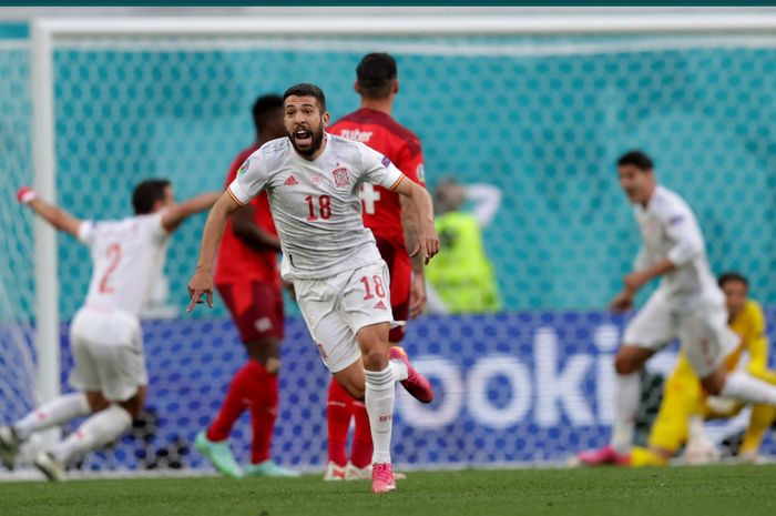 Tembakan dari Jordi Alba sempat mengenai kaki Denis Zakaria dan membuat Spanyol unggul 1-0 atas Swiss pada babak pertama laga perempat final EURO 2020.