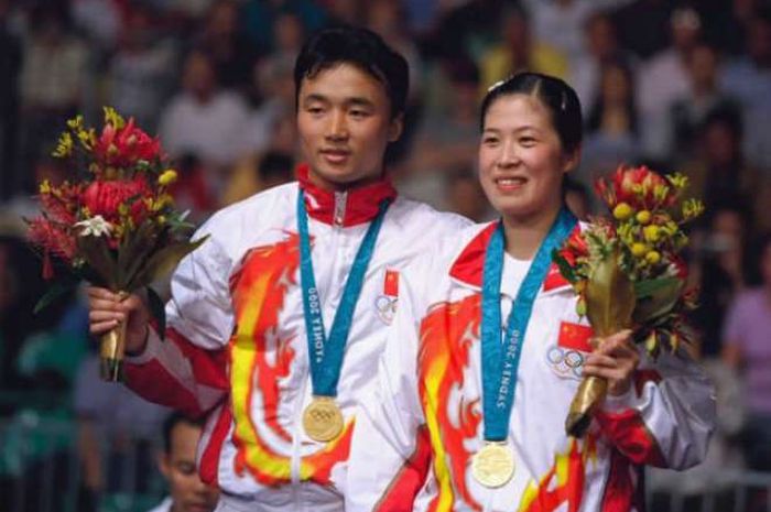 Pebulu tangkis China, Gao Ling (kanan), berpose dengan rekannya, Zhang Jun, saat meraih medali emas Olimpiade Sydney 2000.