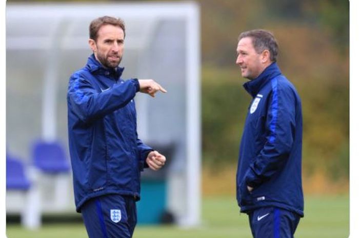 Pelatih timnas Inggris, Gareth Southgate (kiri) saat bersama asistennya, Steve Holland.