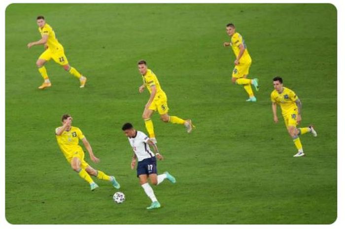 Momen penyerang timnas Inggris, Jadon Sancho (kaus putih), berusaha menggiring bola melewati pemain timnas Ukraina dalam pertandingan perempat final EURO 2020.