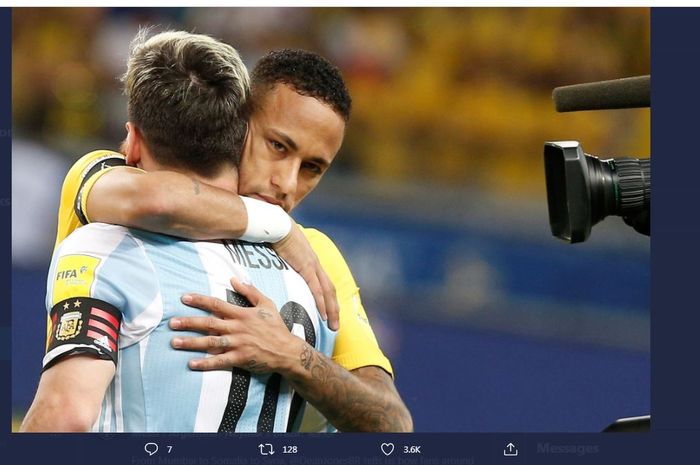 Kapten timnas Argentina, Lionel Messi, berpelukan dengan penyerang Brasil, Neymar Jr.