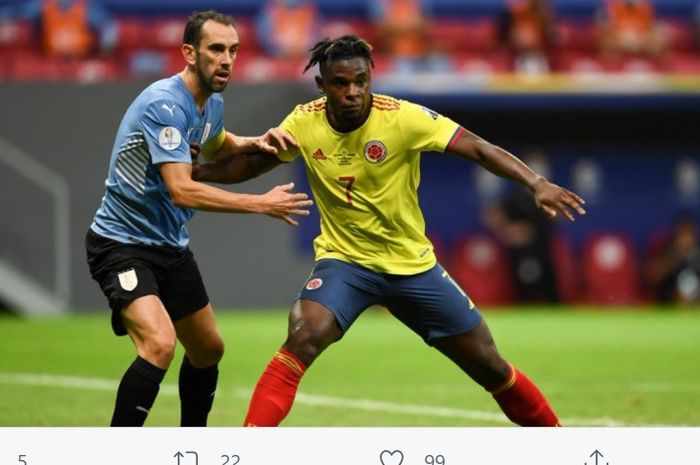 Diego Godin berduel dengan Duvan Zapata dalam laga Uruguay vs Kolombia di perempat final Copa America 2021, Sabtu (3/7/2021) di Brasilia.