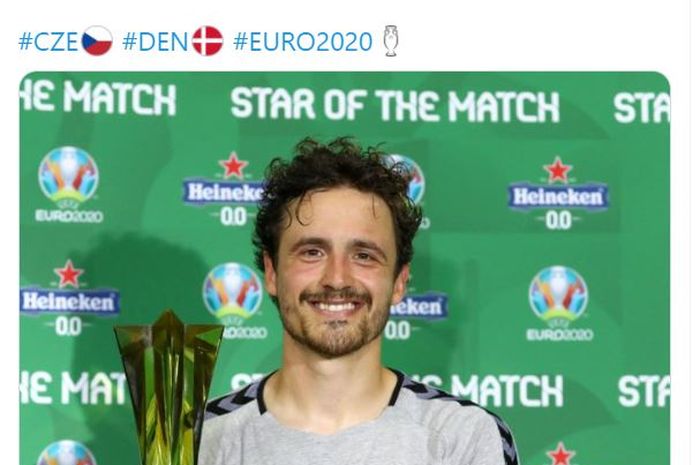 Gelandang timnas Denmark, Thomas Delaney saat menerima penghargaan pemain terbaik di laga Denmark Vs Republik Ceska di babak perempat final EURO 2020.