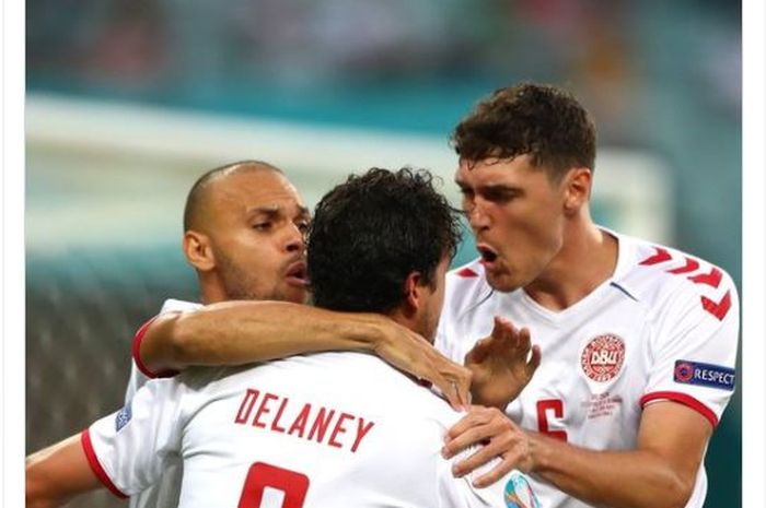 Andreas Christensen (kanan), menaruh perhatian khusus  Harry Kane jelang dimulainya pertandingan semifinal EURO 2020 yang akan mempertemukan negaranya, timnas Denmark, dengan timnas Inggris.