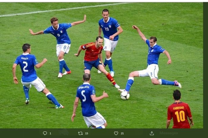 Legenda Spanyol, Andres Iniesta, dikelilingi 5 pemain Italia. Salah satu foto epik dalam duel kedua tim di Piala Eropa 2012.