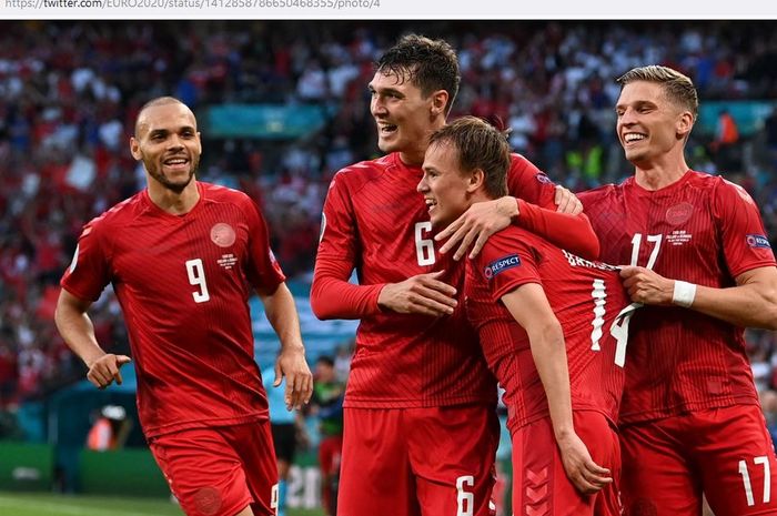 Penyerang timnas Denmark, Mikkel Damsgaard, merayakan gol ke gawang timnas Inggris dalam laga semifinal EURO 2020 di Stadion Wembley, Rabu (7/7/2021).