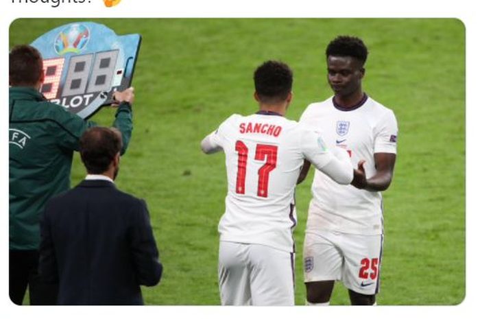 Bukayo Saka (kanan) mengalahkan Jadon Sancho dalam perebutan satu tempat di starting XI timnas Inggris untuk pertandingan semifinal EURO 2020 melawan timnas Denmark .