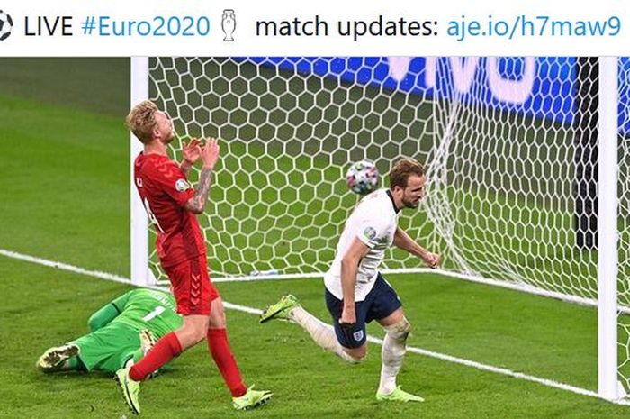 Striker timnas Inggris, Harry Kane, memberikan jawaban usai penalti menit ke-104 di EURO 2020 ditepis kiper timnas Denmark, Kasper Schmeichel.