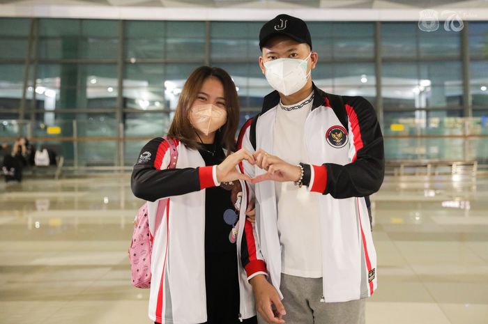 Pasangan ganda campuran Indonesia, Praveen Jordan/Melati Daeva Oktavianti, berpose menjelang berangkat ke Jepang di Bandara Soekarno Hatta, Tangerang, Kamis (8/7/2021).