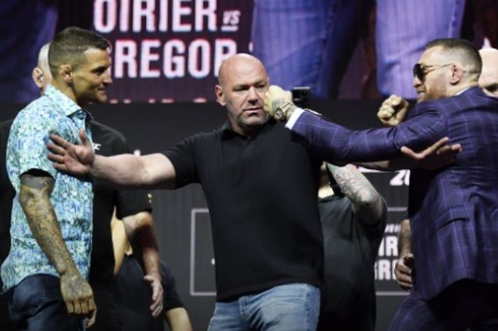 Sesi face-off pertama Dustin Poirier vs Conor McGregor menjelang UFC 264, Kamis (8/7/2021) di Las Vegas.