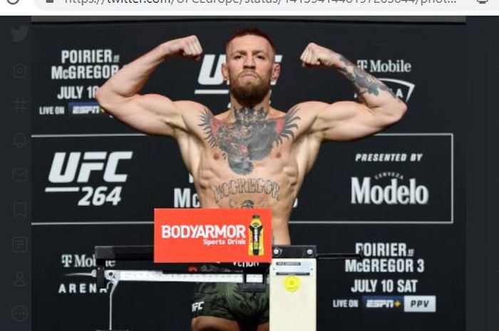 Petarung kelas ringan UFC, Conor McGregor, saat melakoni proses timbang badan UFC 264.