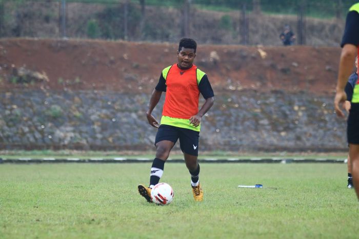 Penyerang Tira Persikabo, Ronaldo Rubener Wanma, sedang menjalani latihan